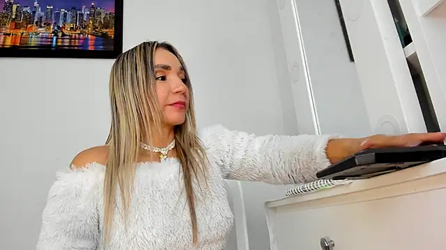 Watch Ms_lunaRose live on EroticFlix - High definition streams
