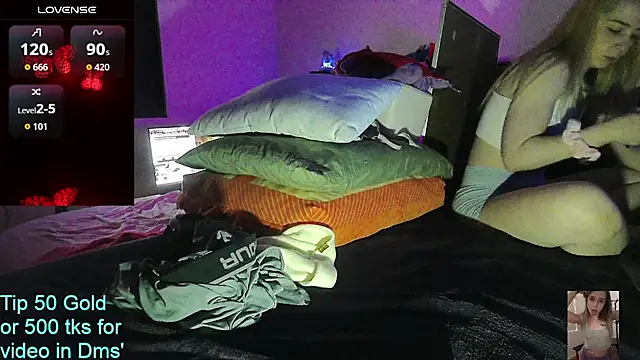 Blondiewithanass webcam
