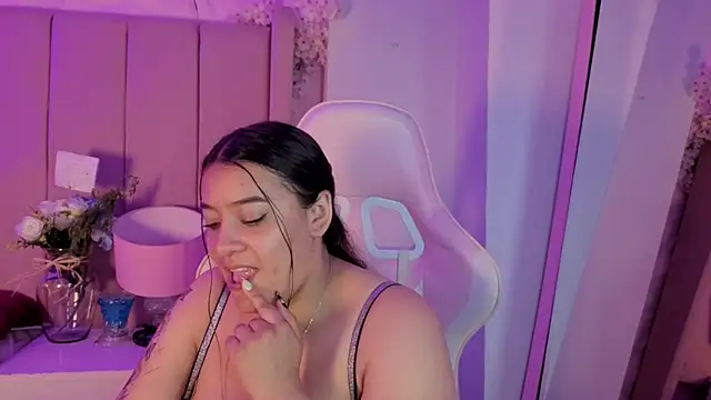 MollyBigBoobs12 live cam on StripChat