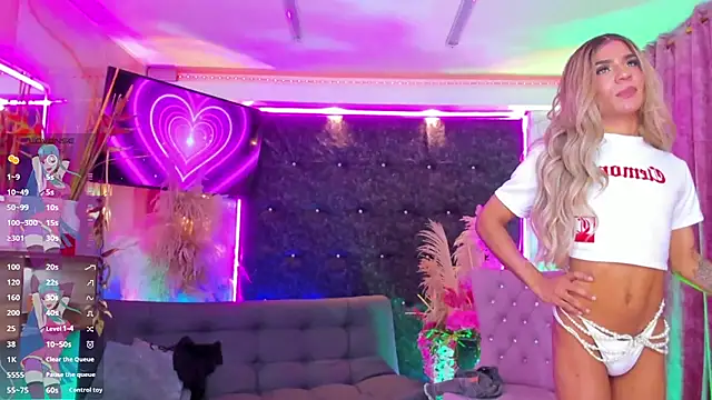 Queens_Wonders_Blonders webcam