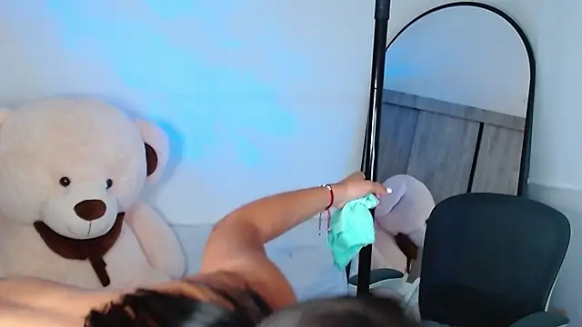 MiaGlowVelvet webcam