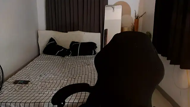 Ur_QueenCamilla webcam