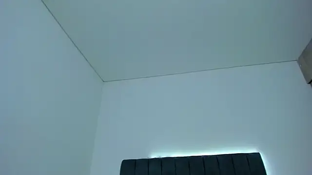 im_sarah34 live cam on StripChat