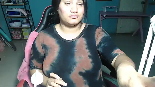 Hilarybunnyy webcam