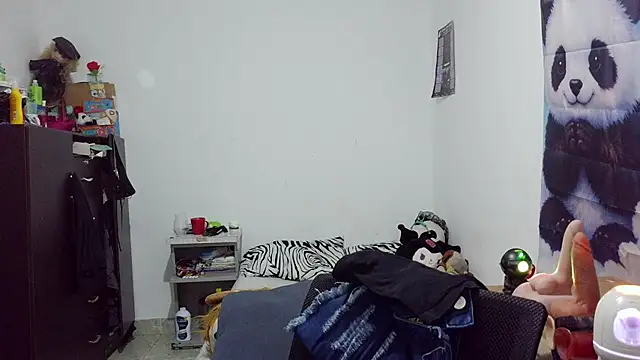 curly_greeneyed webcam