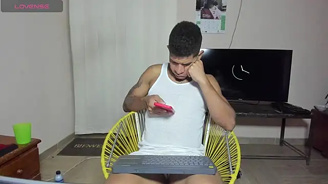 antonio_aguilarx live cam on StripChat