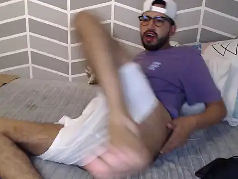 thomass1018 live cam on StripChat