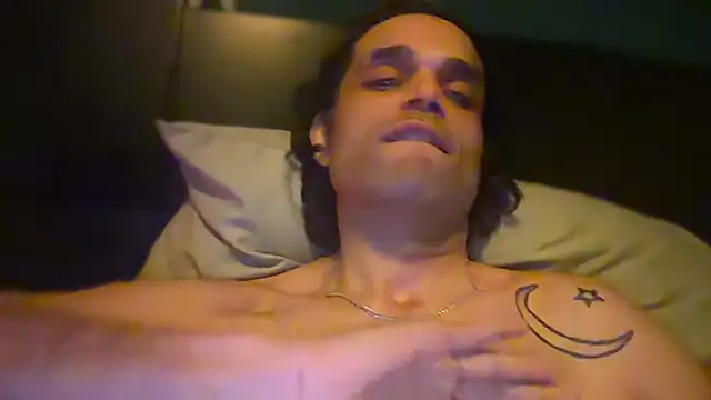 icebergslim281 live cam on StripChat