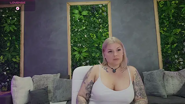 Watch Issa_Jo live on EroticFlix - High definition streams