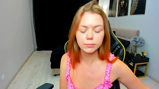 Strawberrye live cam on StripChat