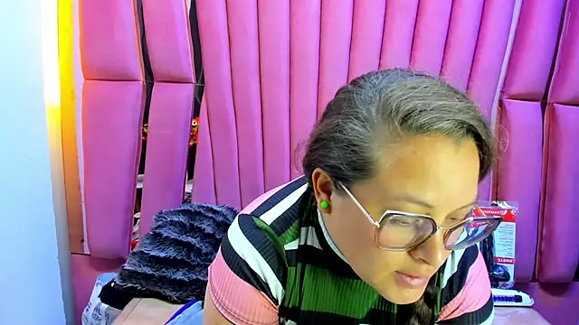 Sarah_Boobs_ live cam on StripChat