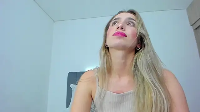 im_sarah34 live cam on StripChat