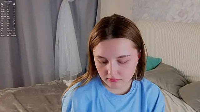 LorriMonz webcam