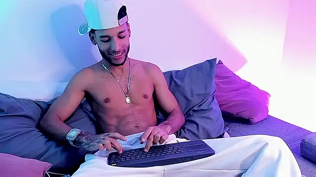 thiagoferreti (Ask my age) - Full naked plus flash cock 😈