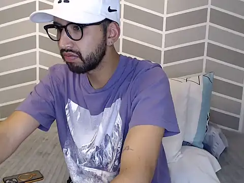 thomass1018 live cam on StripChat