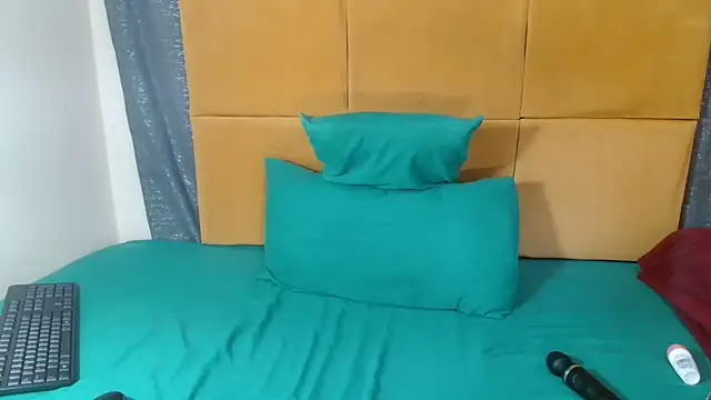 HugeTitisxx webcam