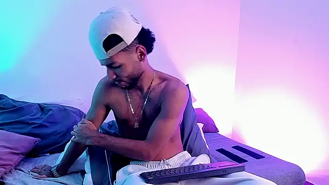 thiagoferreti (Ask my age) - Full naked plus flash cock 😈