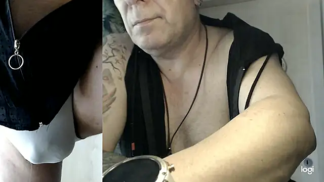 stranger196666 live cam on StripChat