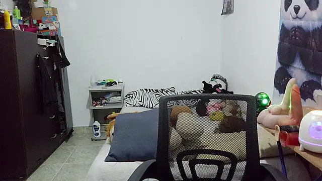 curly_greeneyed webcam