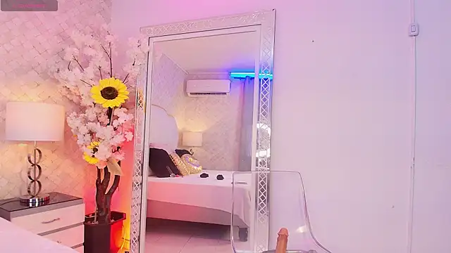YazminJenner webcam