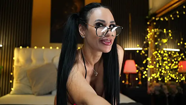 KatiaDivine live cam on StripChat