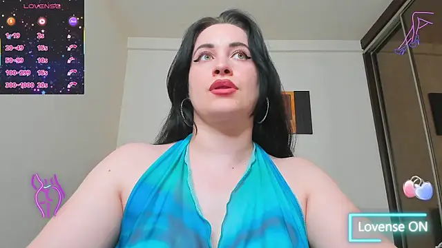 GoldenLunaa live cam on StripChat