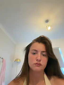 LolaSkyee webcam