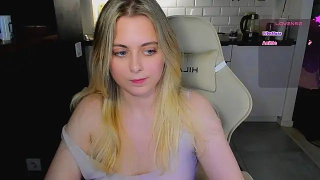 blonde_kellyy live cam on StripChat