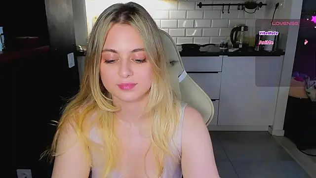 blonde_kellyy webcam