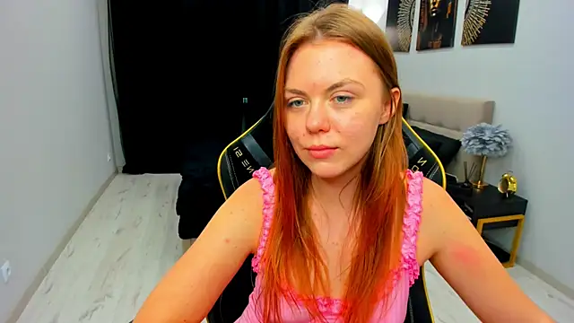 Strawberrye live cam on StripChat