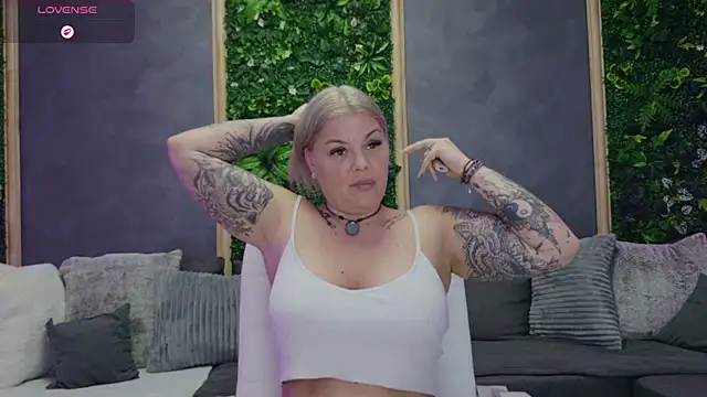 Issa_Jo live cam on StripChat