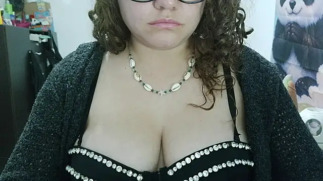 curly_greeneyed live cam on StripChat
