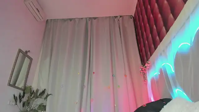 KittyNuarr live cam on StripChat