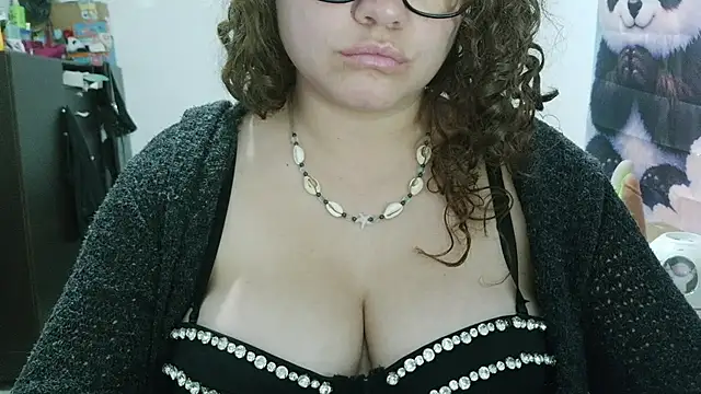 curly_greeneyed live cam on StripChat