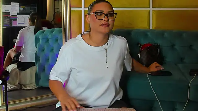 AvalonWest live cam on StripChat