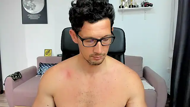 BrutusK08 live cam on StripChat
