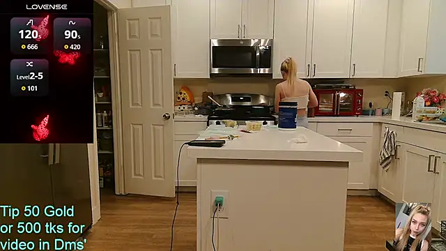 Blondiewithanass live sex cam