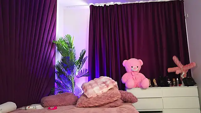 isLucyCherry webcam