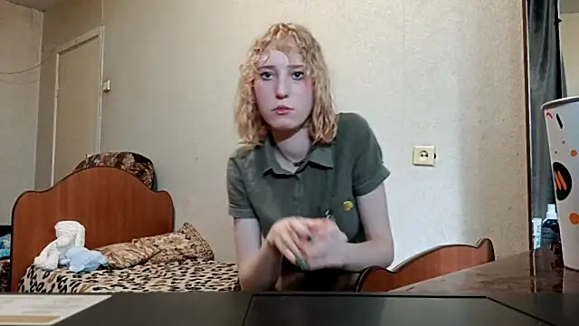 CuteLittleAngel live cam on StripChat