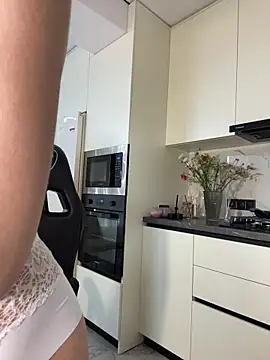 CurlyLara webcam