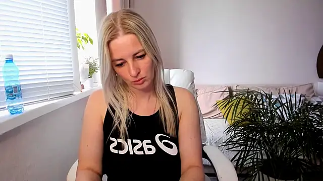 THE_GOLDEN_WOMAN webcam