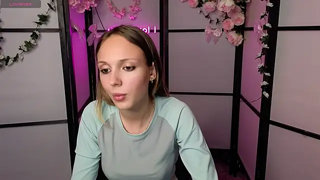 RaeAlexa live cam on StripChat