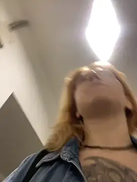 sweety_risk (F young) - Squeeze ass cheek very tightly