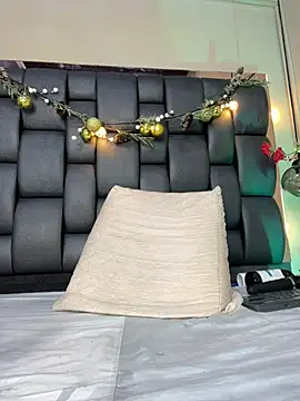 Isabella_falcon webcam