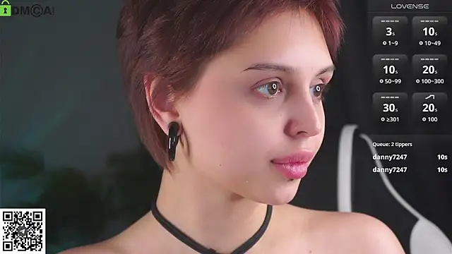 Emmy-Brooks live cam on StripChat