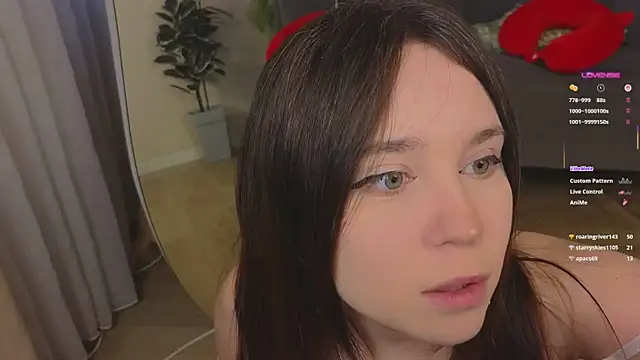 llina_gloww webcam