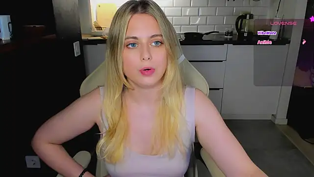 blonde_kellyy webcam