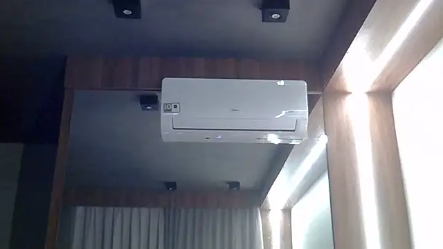 SkinnyKitten live cam