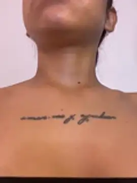 carolinefyre (F teen) - show tits