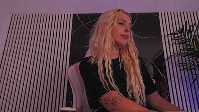 Ava-Diamond live cam on StripChat
